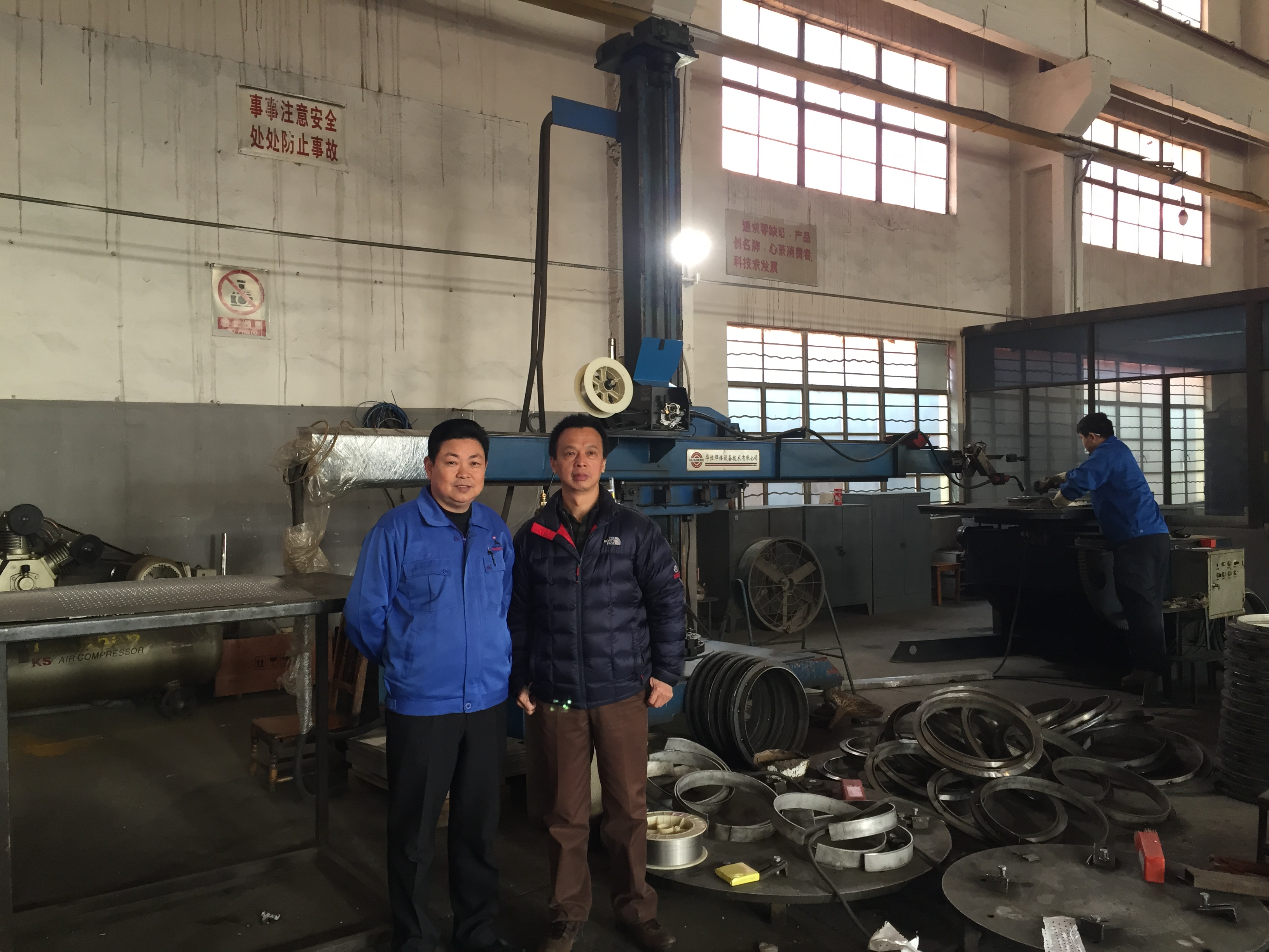  图为海狮邬总和od手机版官网徐董在od手机版官网老设备前合影